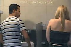 Ξεκαρδιστική Φάρσα: Γυναίκα κατουράει όρθια σε αντρικές τουαλέτες! (video)
