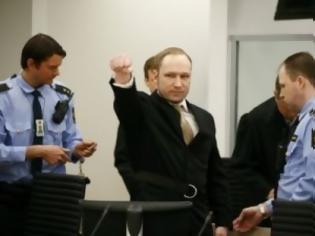 Φωτογραφία για Νορβηγία: Ο «μακελάρης» χαιρετά ναζιστικά στο Δικαστήριο