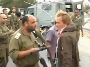 Φωτογραφία για Σοκαριστικό βίντεο. Στρατιωτικός χτυπάει με το όπλο του ακτιβιστή στο Ισραήλ