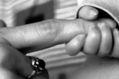 ΣΟΚ: Άφησε το μωρό της να πεθάνει για την τιμή της οικογένειάς της!