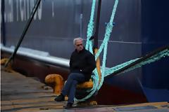 Έβλεπαν τα πλοία να φεύγουν... με άδειες τσέπες