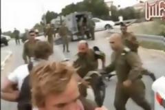 Αξιωματικός χτυπά ακτιβιστή ( Video )