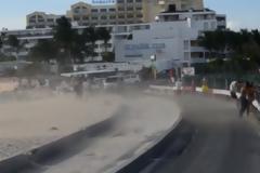 ΣΟΚ! Στέκονται πίσω από τις τουρμπίνες του αεροπλάνου!  Δείτε το video!
