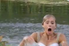Η φάρσα με τη νύφη που πέφτει μες τη λίμνη... (video)