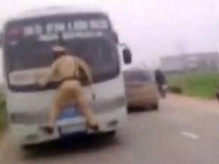 Φωτογραφία για Αστυνομικός κρεμάστηκε μπροστά από ένα λεωφορείο για να κόψει κλήση στον οδηγό του! [Video]