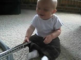 Φωτογραφία για VIDEO: Ένα μωρό κάνει παιχνίδι την ηλεκτρική σκούπα!