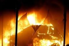 Στις φλόγες τέσσερα ΙΧ στο λιμάνι του Πειραιά
