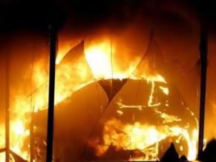 Φωτογραφία για Στις φλόγες τέσσερα ΙΧ στο λιμάνι του Πειραιά