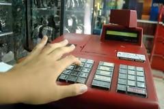 Πήρε την ταμειακή μηχανή και έφυγε τρέχοντας