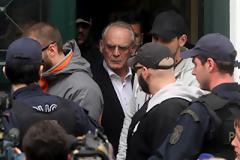 Σύμπτωση οι offshore του ξαδέρφου του και λάθος τα εμβάσματα της συζύγου του!