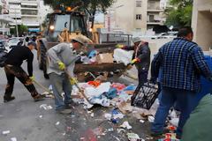 Θεσσαλονίκη: Άρχισαν να μαζεύουν τα σκουπίδια