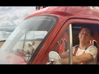 Φωτογραφία για Βίντεο: Δείτε τον Μέσι να γίνεται οδηγός... φορτηγού