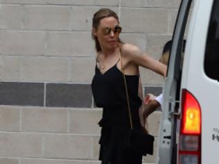 Φωτογραφία για Αγνώριστη η Αντζελίνα Τζολί στη βόλτα με τα παιδιά της σε ενυδρείο !