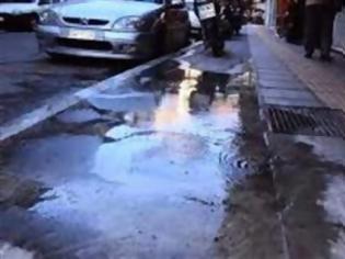 Φωτογραφία για Πάτρα: Έσπασε αγωγός στην οδό Σουνίου- Στα δύο μέτρα τα... άλματα του νερoύ