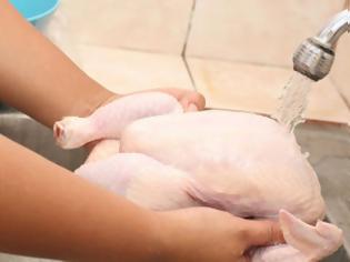 Φωτογραφία για Γιατί δεν πρέπει να πλένουμε το κοτόπουλο πριν το μαγειρέψουμε [Video]