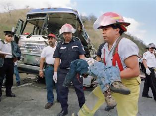 Φωτογραφία για Γουατεμάλα: 43 νεκροί από πτώση λεωφορείου σε χαράδρα