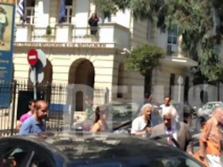 Φωτογραφία για Προπηλάκισαν τον Προκοπη Παυλόπουλο - Του πέταξαν μπουκάλια έξω από τη Βουλή
