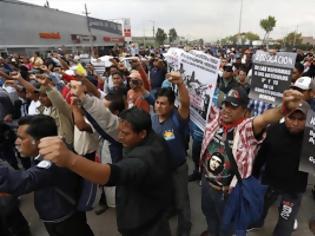 Φωτογραφία για Μεξικό: Eπιχείρηση της αστυνομίας για εκκένωση της κεντρικής πλατείας της πρωτεύουσας