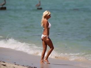 Φωτογραφία για Η Victoria Silvstedt με λευκό μπικίνι στην παραλία του Miami