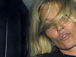 Φωτογραφία για H Κέητ Μος εξουθενωμένη και μεθυσμένη πέφτει στο πίσω κάθισμα ενός ταξί