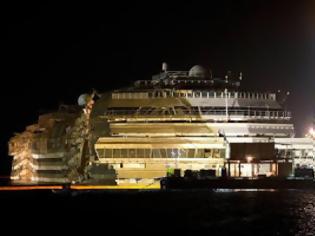 Φωτογραφία για Επιτυχής η ανόρθωση του Costa Concordia - Δείτε φωτογραφίες