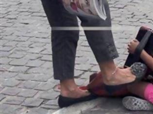 Φωτογραφία για Eικόνες που σοκάρουν: Ιδιοκτήτρια καταστήματος στον πεζόδρομο της Ακρόπολης κλοτσάει παιδί που παίζει ακορντεόν και ζητιανεύει