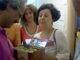 Φωτογραφία για Πάτρα: Οι απολυμένοι καθηγητές κερνάνε γλυκά [video]