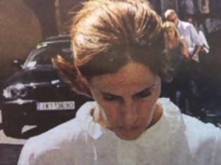 Φωτογραφία για Αγνώριστη η Ρεβέκκα Καρούζου: Δεμένα μαλλιά, κλειστό πουκάμισο, έκλαιγε πριν οδηγηθεί στη φυλακή