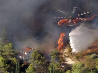 Φωτογραφία για Αχαΐα: Μεγάλη φωτιά φωτιά στο Λαμπίρι -  Επιχειρούν 17 οχήματα της Πυροσβεστικής - Σηκώνεται και ελικόπτερο