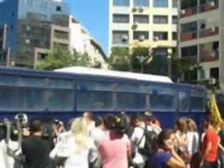 Φωτογραφία για Μεγάλη διαδήλωση κατά της διαθεσιμότητας στη Θεσσαλονίκη - Οι διαδηλωτές προσπάθησαν να φθάσουν στα γραφεία της Χρυσής Αυγής [video]