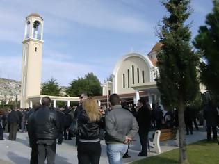Φωτογραφία για Πολύς κόσμος στην κηδεία του Παύλου Φύσσα στο νεκροταφείο Σχιστού