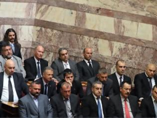 Φωτογραφία για Χρυσή Αυγή: Ξεφτιλίστηκαν στη βουλή οι υποκριτές του αντισυνταγματικού τόξου [video]