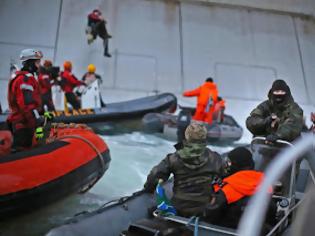 Φωτογραφία για ΠΡΙΝ ΛΙΓΟ: Ένοπλοι άνδρες του ρωσικού λιμενικού επιβιβάστηκαν παράνομα στο πλοίο της Greenpeace