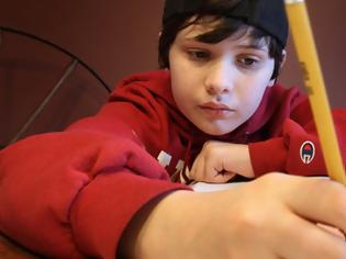 Φωτογραφία για Ο 14χρονος με αυτισμό που απειλεί τη θεωρία της σχετικότητας και πάει για Νόμπελ! (video)
