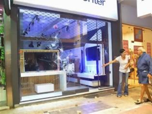 Φωτογραφία για Πάτρα: Οι κουκουλοφόροι σπάνε τα καταστήματα του ίδιου επιχειρηματία