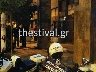Φωτογραφία για ΠΡΙΝ ΛΙΓΟ: Έφοδος της Αστυνομίας στα γραφεία της Χρυσής Αυγής στη Θεσσαλονίκη