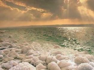 Φωτογραφία για Τεράστιες καταβόθρες «ρουφάνε» τη Νεκρά Θάλασσα