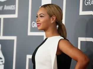 Φωτογραφία για Η Beyonce στο αεροδρόμιο φοράει μόνο τις κάλτσες της