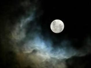 Φωτογραφία για H Σελήνη είναι 100 εκατ. χρόνια... νεότερη