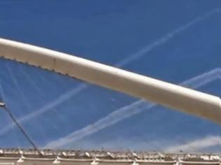 Φωτογραφία για Σημερινό βίντεο ντοκουμέντο! Δύο αεροπλάνα πετούν την ίδια χρονική στιγμή στον ίδιο ουρανό. Γιατί το ένα αεροπλάνο έχει τεράστια ουρά, ενώ το άλλο σχεδόν δεν έχει;