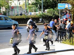 Φωτογραφία για Περίπου 500 Χρυσαυγίτες “πολιορκούν” τη ΓΑΔΑ