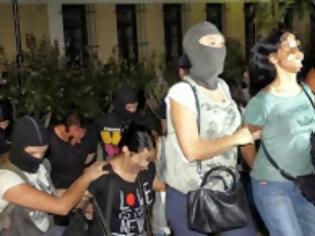 Φωτογραφία για Οι τρεις γυναίκες που συνελήφθησαν για συμμετοχή στη ΧΑ: Η σύζυγος του Λαγού, η σύζυγος του Πατέλη και η αστυνομικός
