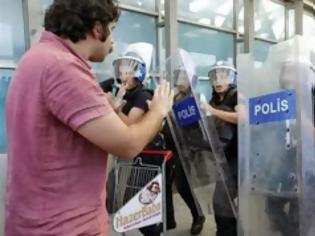 Φωτογραφία για Τουρκία: Ένταση ανάμεσα σε διαδηλωτές και αστυνομία