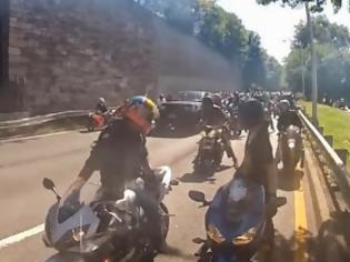 Φωτογραφία για Οδηγός τζιπ, έβαλε μπροστά και πάτησε έναν μοτοσικλετιστή (VIDEO)