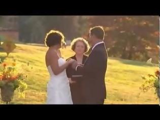 Φωτογραφία για Φτάνουν στο γάμο τους γλιστρώντας επάνω σε ένα σχοινί [video]