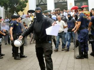 Φωτογραφία για Ελεύθερα αφέθηκαν δύο στελέχη της Χρυσής Αυγής, αναμένονται οι τέσσερις βουλευτές