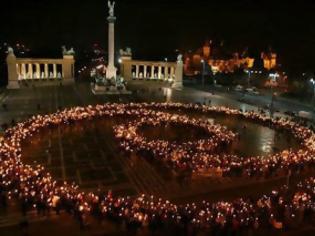 Φωτογραφία για Σχηματίζουν με το σώμα τους το σήμα της μη βίας στο κέντρο του Ηρακλείου