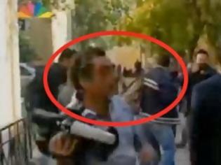 Φωτογραφία για Τα κλωτσομπουνίδια του Κασιδιάρη κατά την έξοδό του από την Ευελπίδων [video]