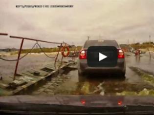 Φωτογραφία για Όταν μια πλωτή γέφυρα δεν αντέχει το βάρος των οχημάτων… [video]