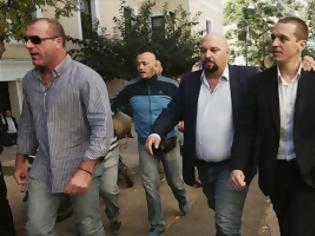 Φωτογραφία για Tι λένε νομικοί κύκλοι για τη μη προφυλάκιση των τριών βουλευτών της Χρυσής Αυγής